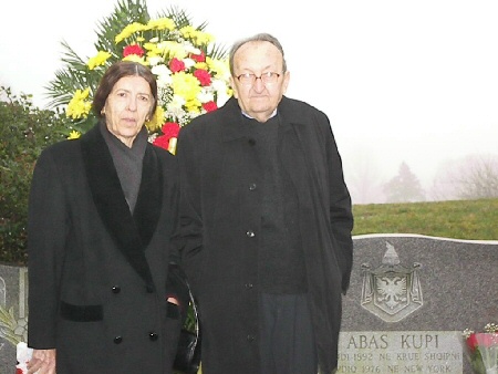 Fatbardh Kupi me t shoqen tek varri i gjeneral Abas Kupit