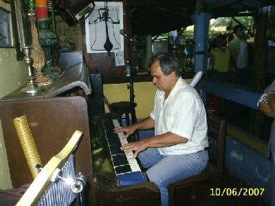 Maestro i Madh i Muziks luan me piano