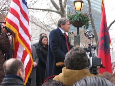 Pavar�si p�r Kosov�n, tubim n� New York