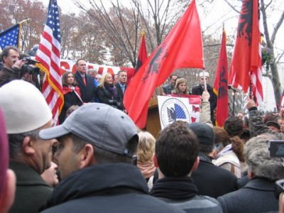 Pavar�si p�r Kosov�n, tubim n� New York