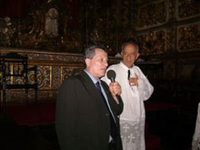E. Koliqi, duke folur pėr Republikėn e Kosovės, me famullitarin José Feliciano da Costa Simões nė Ouro Preto