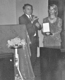 Nansi Kola duke marr titullin 'qytetar nderi' n Bashkin Sknderaj, Kosov - shtator 2004