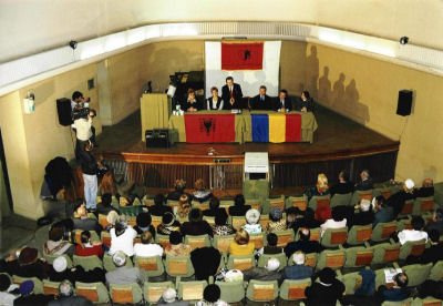 Shqiptar me Xhelku Maksutin dhe ambasadorin Marko Bello, 1995