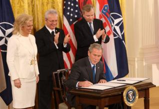 Bush nnshkruan pranimin e Shqipris n NATO