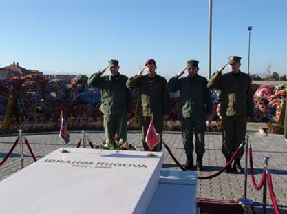 Ibrahim Rugova prehet ne paqe, nderohet nga TMK