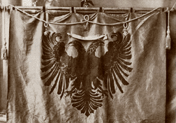 Flamuri shqiptar, marrë në Austri nga P. Traboini dhe i ngritur në Deçiçë më 6 prill 1911. - Foto Marubi