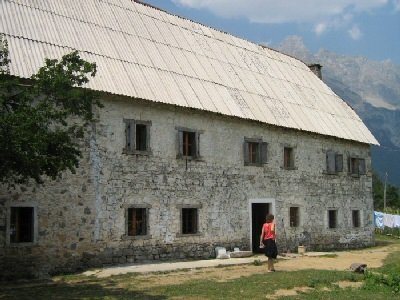 Banesė e rikonstruktuar pėr turizėm nė Theth