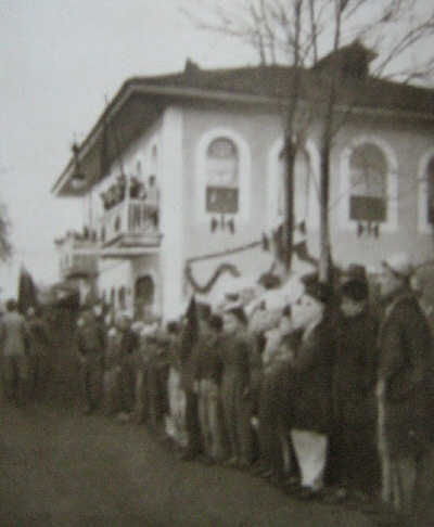 Ngritja e Flamurit në Bashkinë e Shkodrës, mars 1914