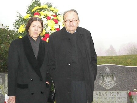 Fatbardh Kupi me t� shoqen tek varri i gjeneral Abas Kupit