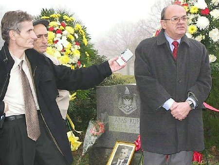 Sk�nder Shkupi flet pran� varrit t� gjeneral Abas Kupit