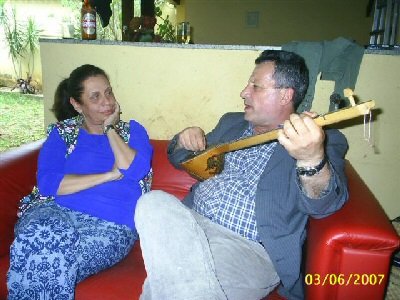 Engj�ll Koliqi, duke k�nduar me �ifteli
