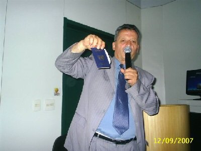 Engj�ll Koliqi tregon pasaport�n e Kosov�s