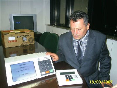 Engj�ll Koliqi n� takim p�r sistemin elektronik t� zgjedhjeve