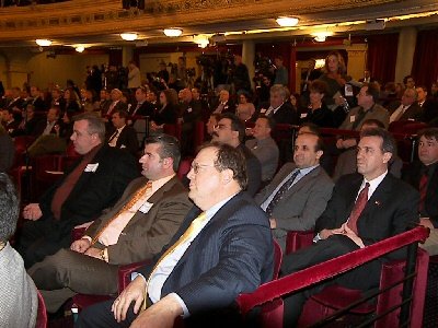 Salla e mbushur nga mb�shtet�s shqiptar�