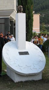 Busti i Robert Schuman n� qend�r t� Beratit