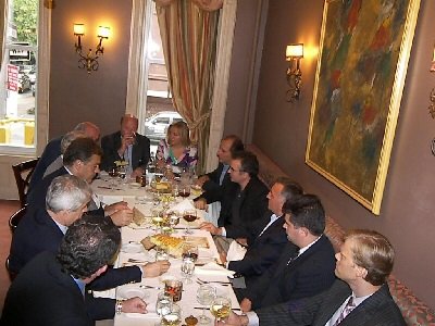 Ambasadori Wisner takohet me shqiptar� n� SHBA
