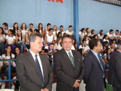 Engj�lli, me autoritetet vendore t� Prefektur�s, gjat� parad�s me flamuj, organizuar p�r te, n� Qendr�n Sportive t� Institutit