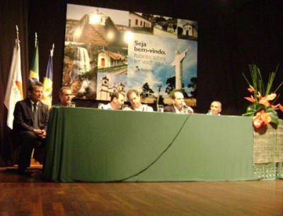 Engj�ll Koliqi, n� tavolin�n solemne, bashk� me autoritetet vendore