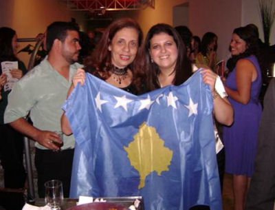 Michilene e Vera me Flamurin e Republik�s s� Kosov�s