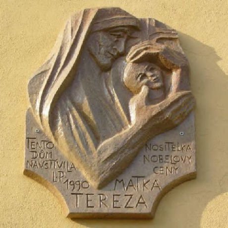 Statuj� e N�n� Terez�s n� maqedonisht