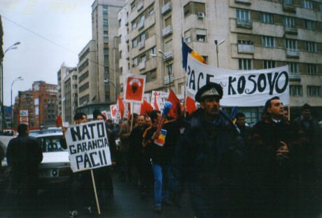 Protest� p�r Kosov�n n� Bukuresht, 1999