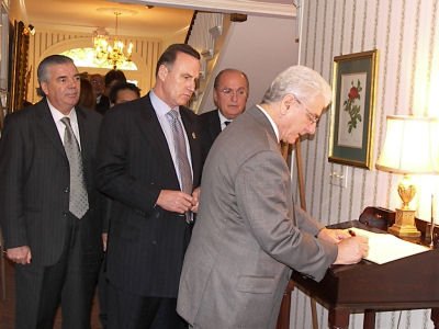 Ish ambasadori Uiliam Uok�r n� p�rkujtim t� vdekjes s� t� shoqes