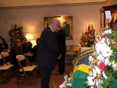 Ish ambasadori Uiliam Uok�r n� p�rkujtim t� vdekjes s� t� shoqes